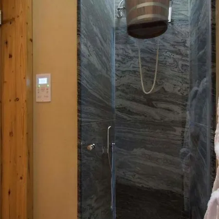 5br Elegant Gestaltete Mit Sauna Vila